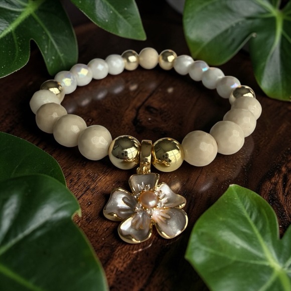 Elegant Gold and Cream Beaded Bracelet with Floral Charm - Picture 2 of 7